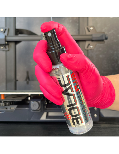 3DLAC PLUS 100 ml en la mano, delante de una impresora 3D